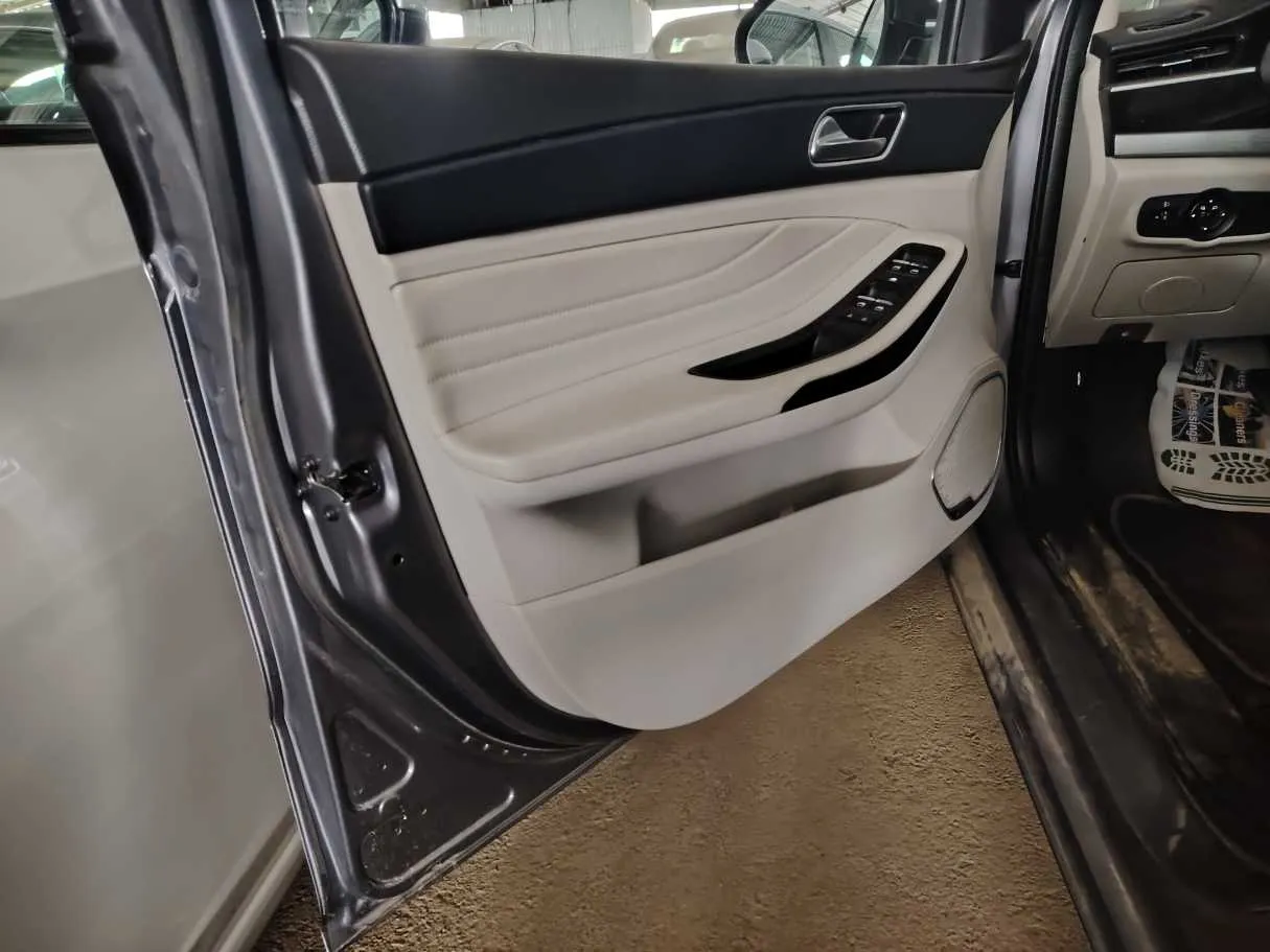Car image 11