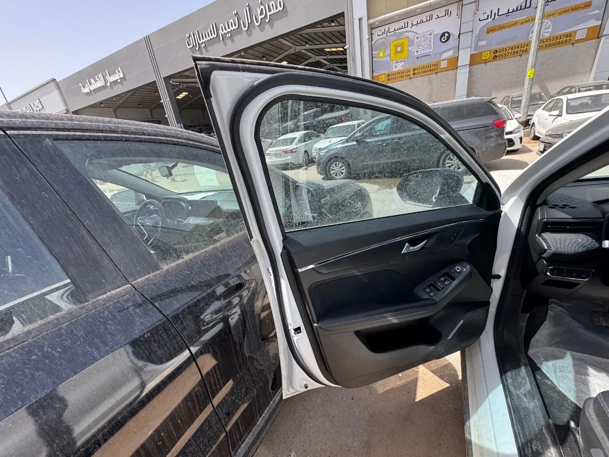 Car image 7