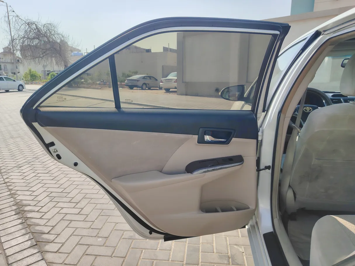 Car image 14