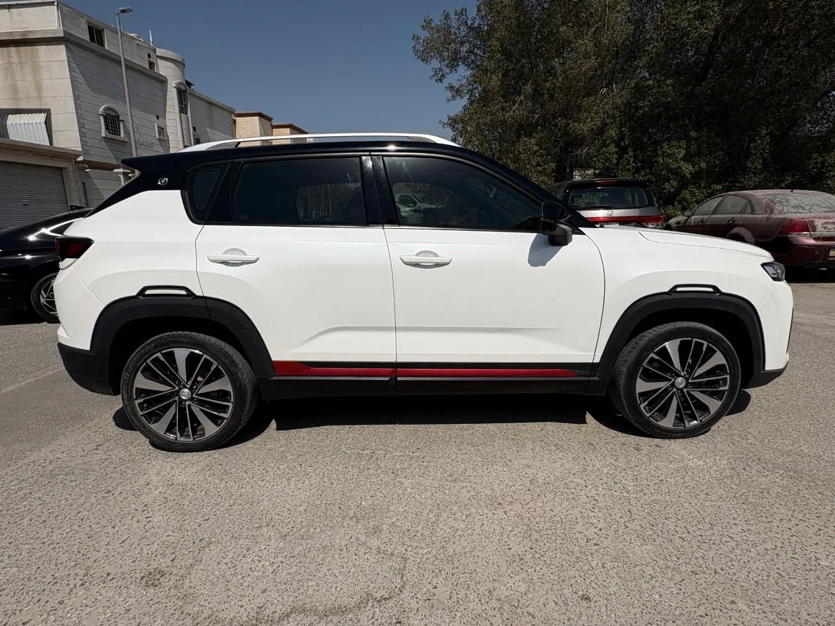Car image 4