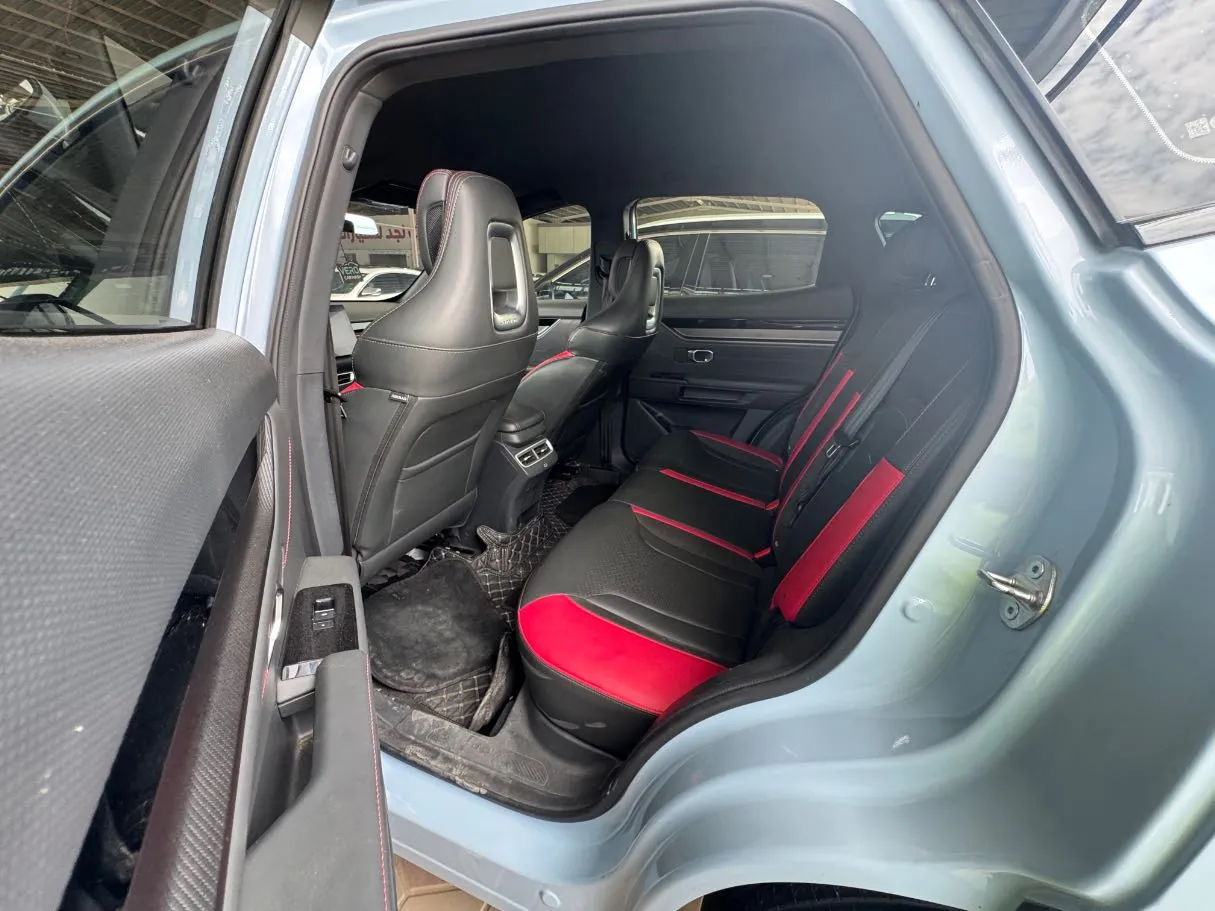 Car image 14