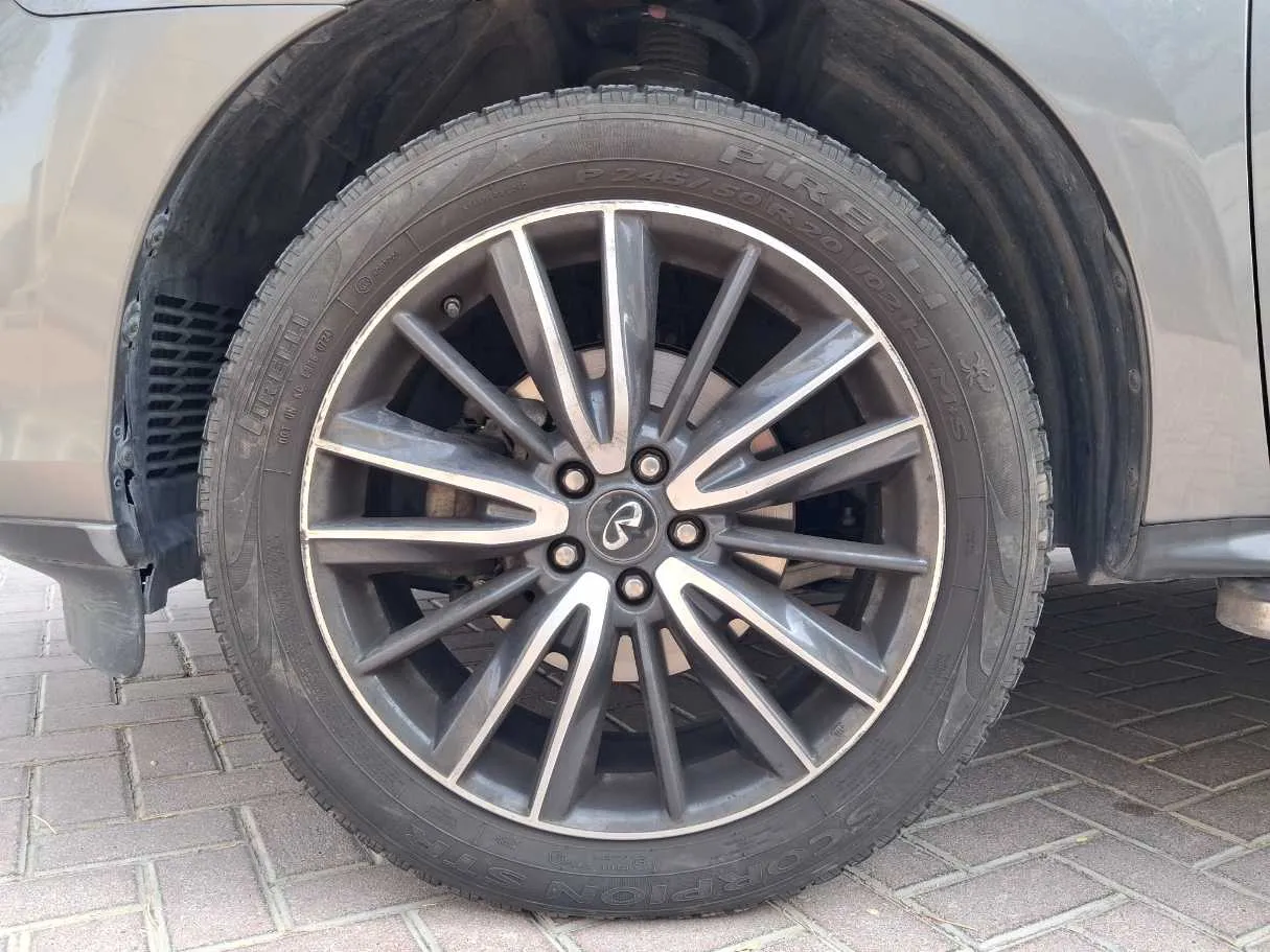 Car image 9