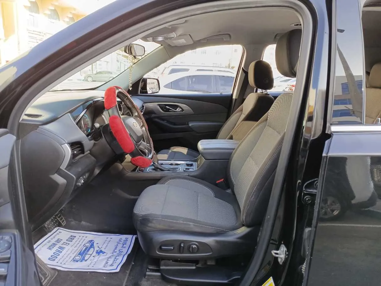 Car image 12