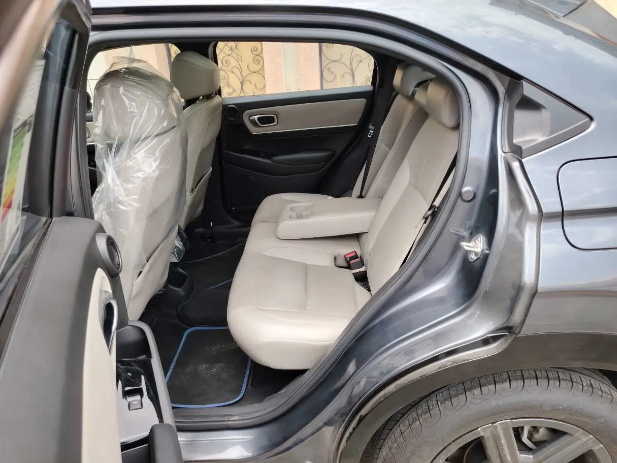 Car image 15