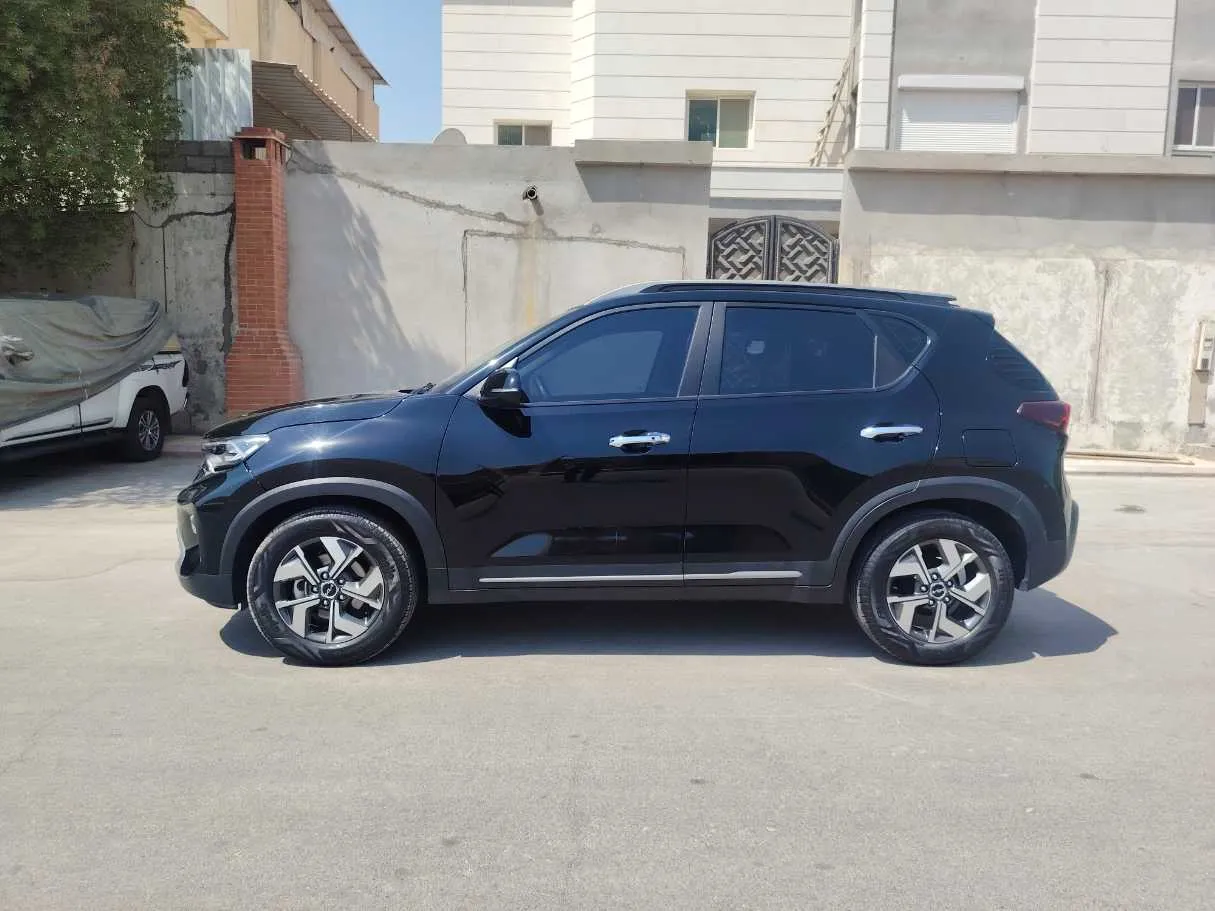 Car image 8