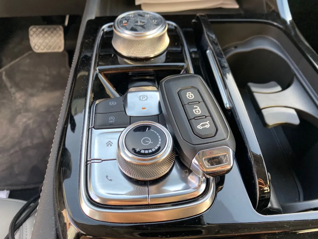 Car image 15