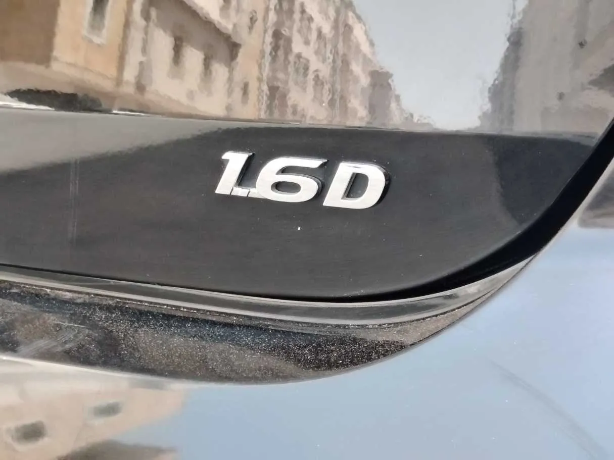 Car image 30