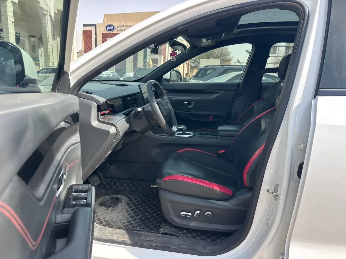 Car image 12