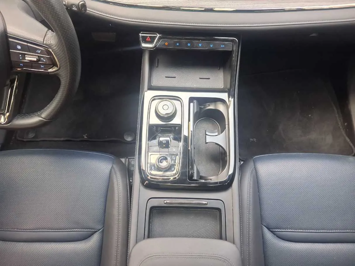 Car image 15