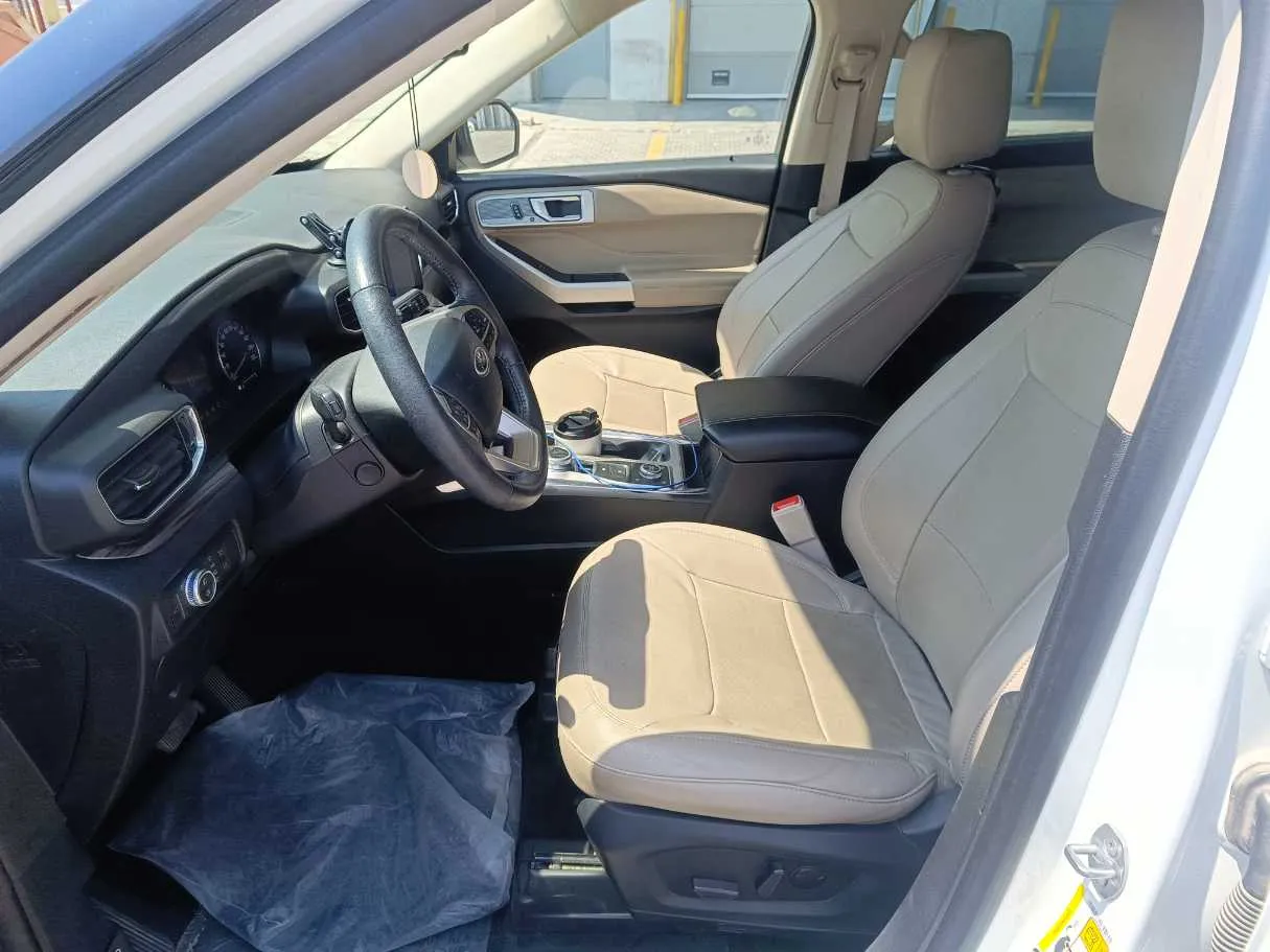 Car image 18