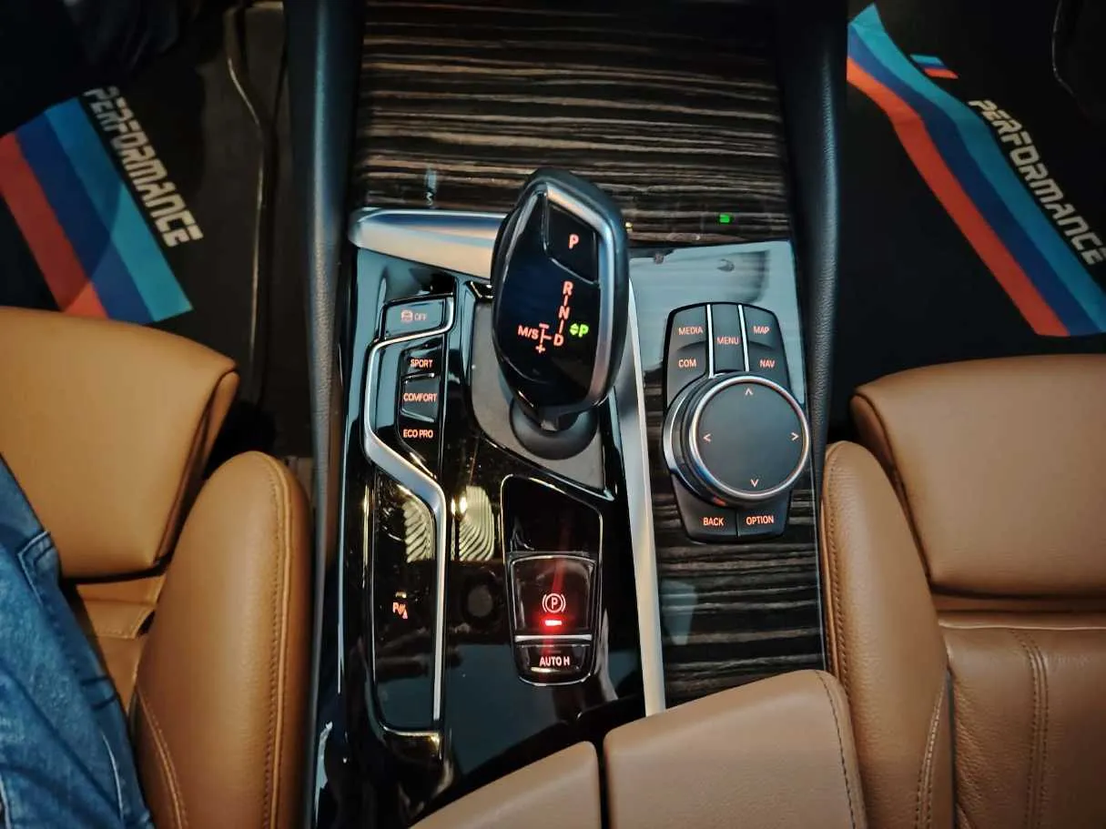Car image 24