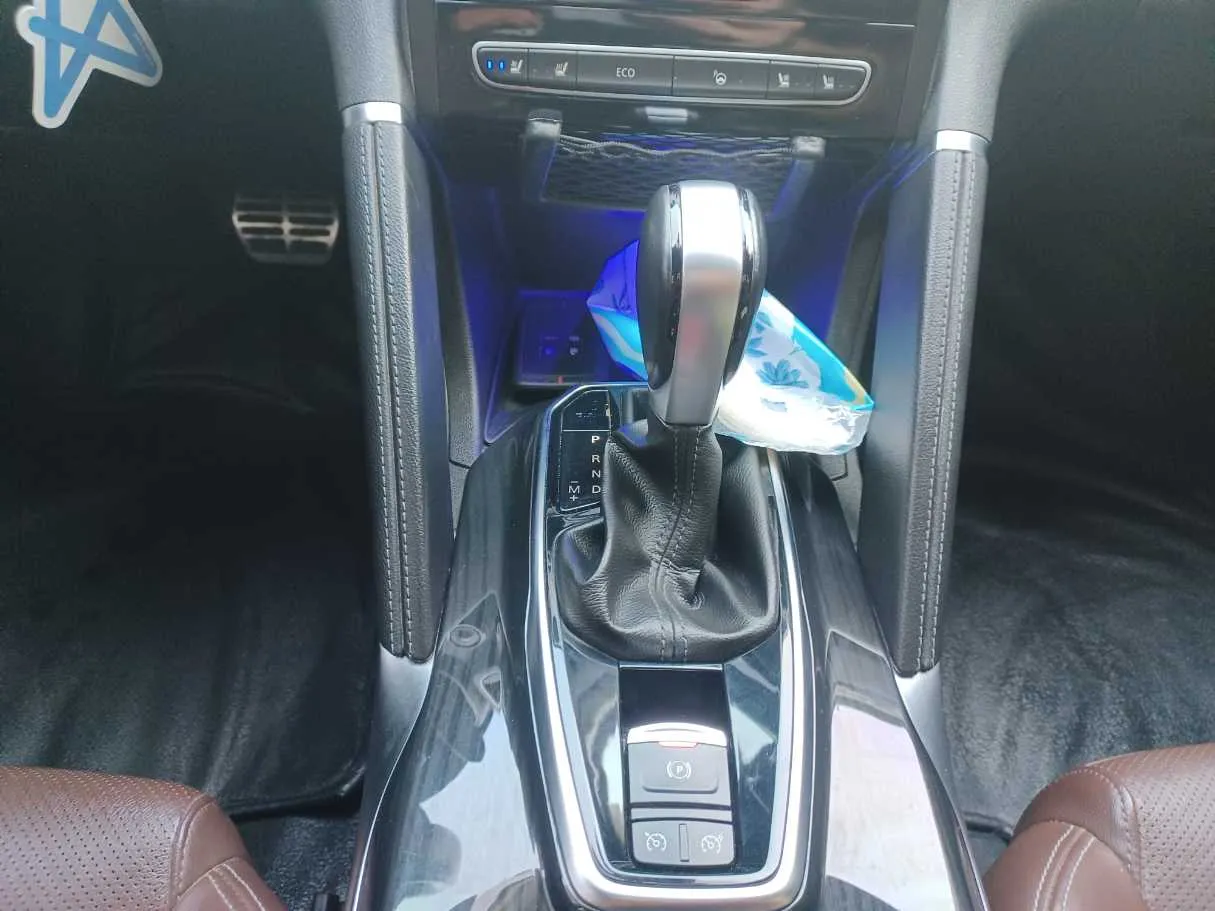 Car image 14