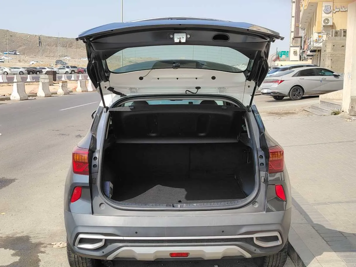 Car image 26