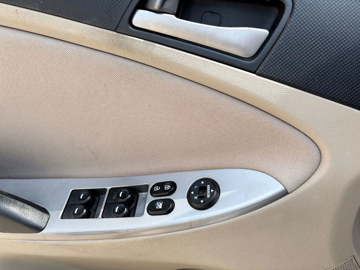 Car image 26