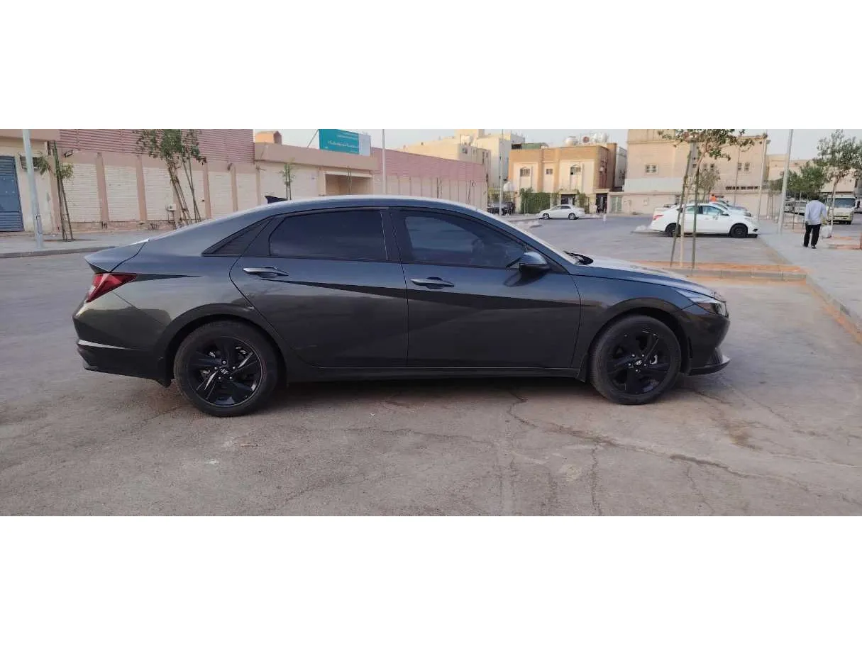 Car image 4