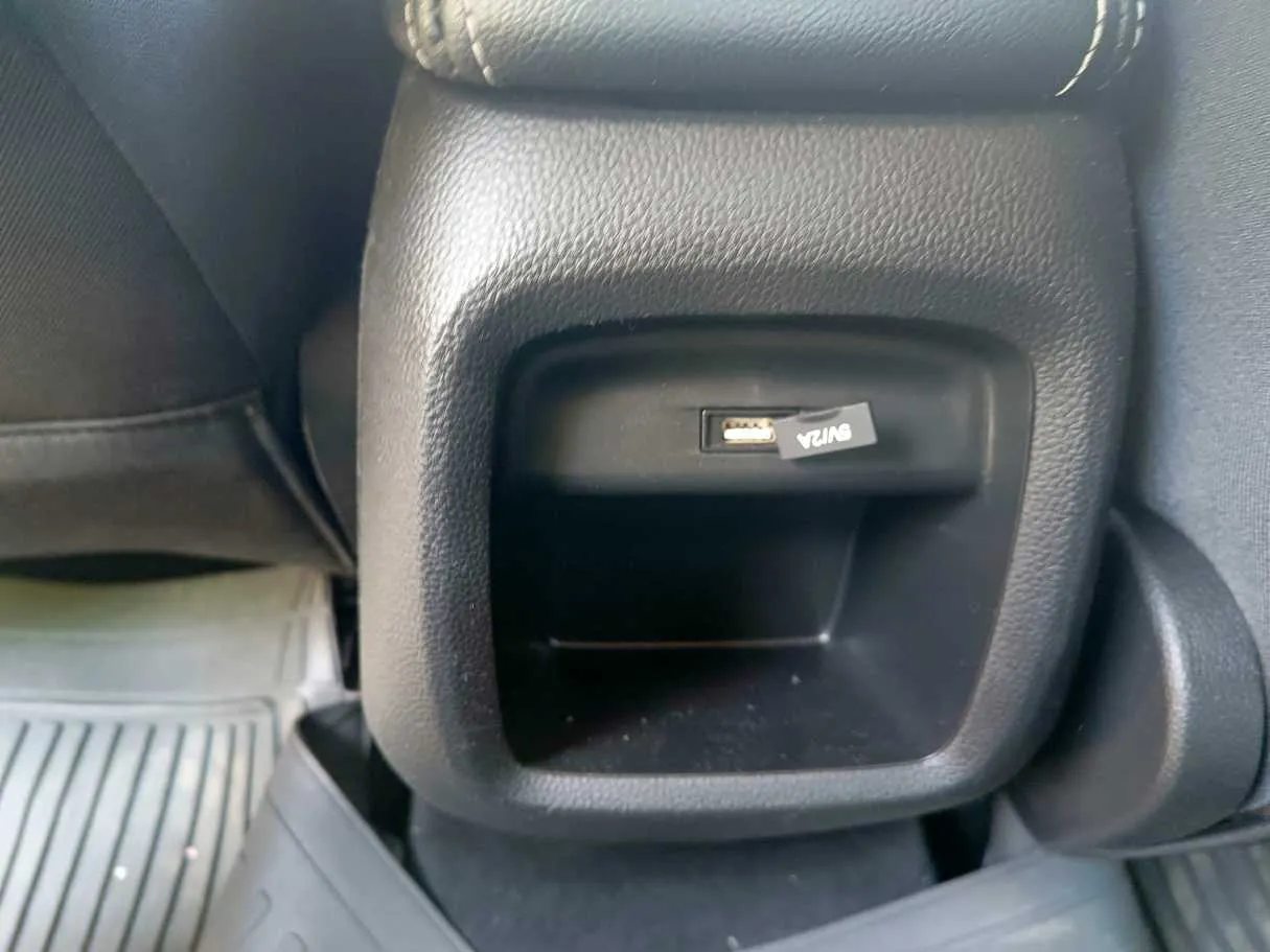 Car image 30