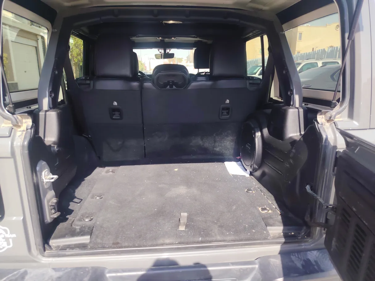 Car image 25