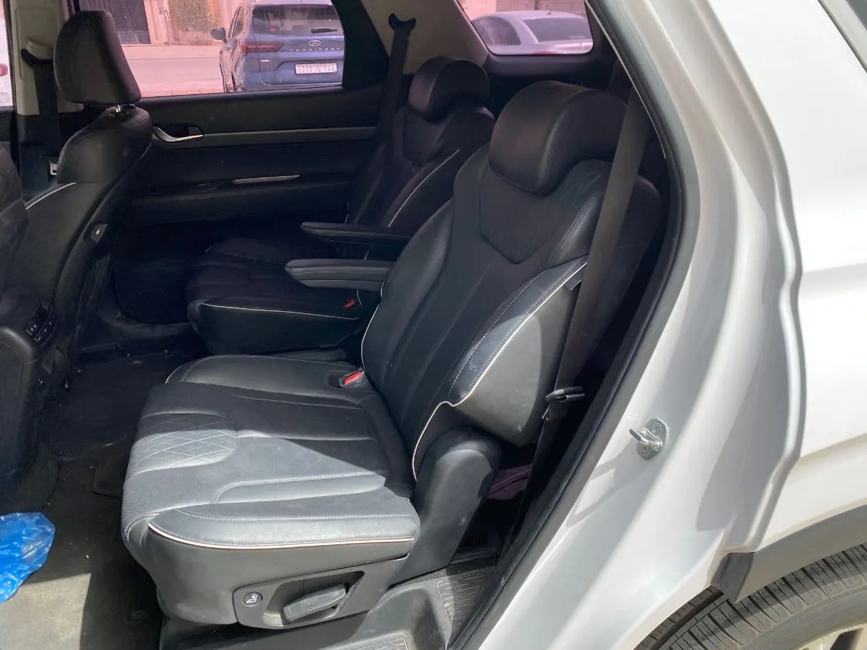 Car image 13