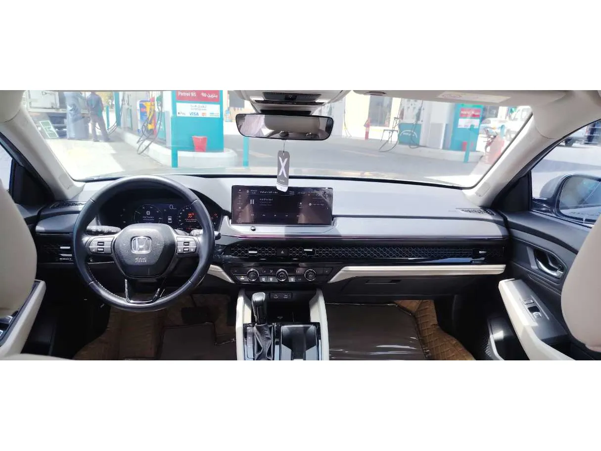 Car image 16