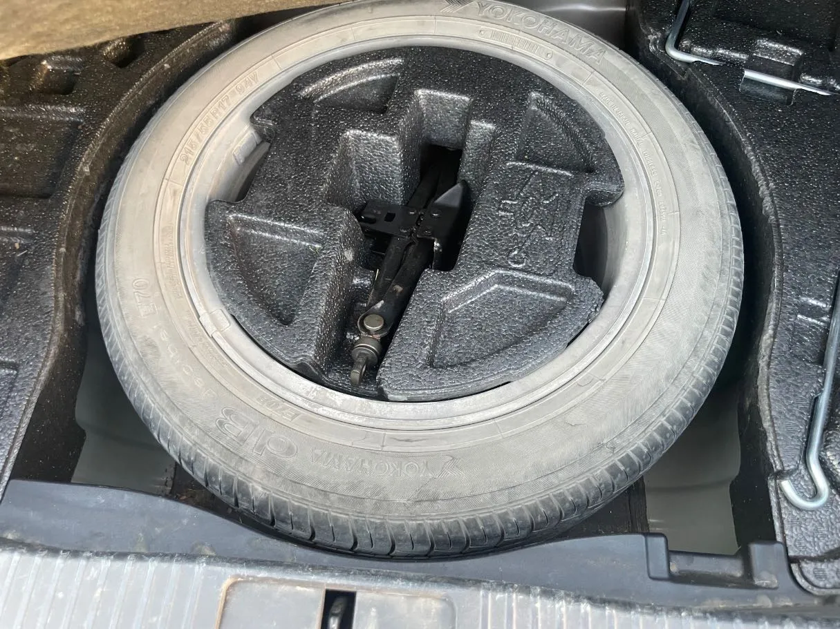 Car image 25
