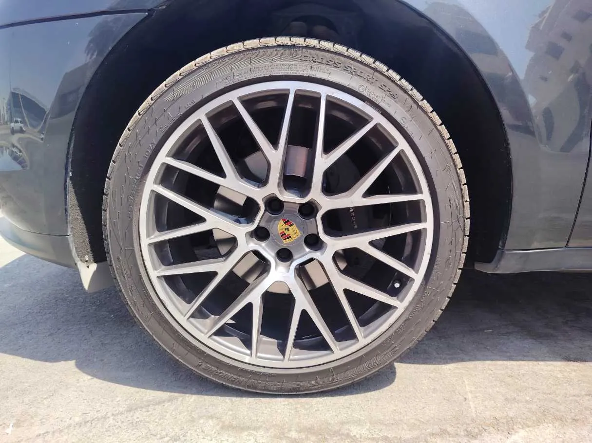 Car image 10