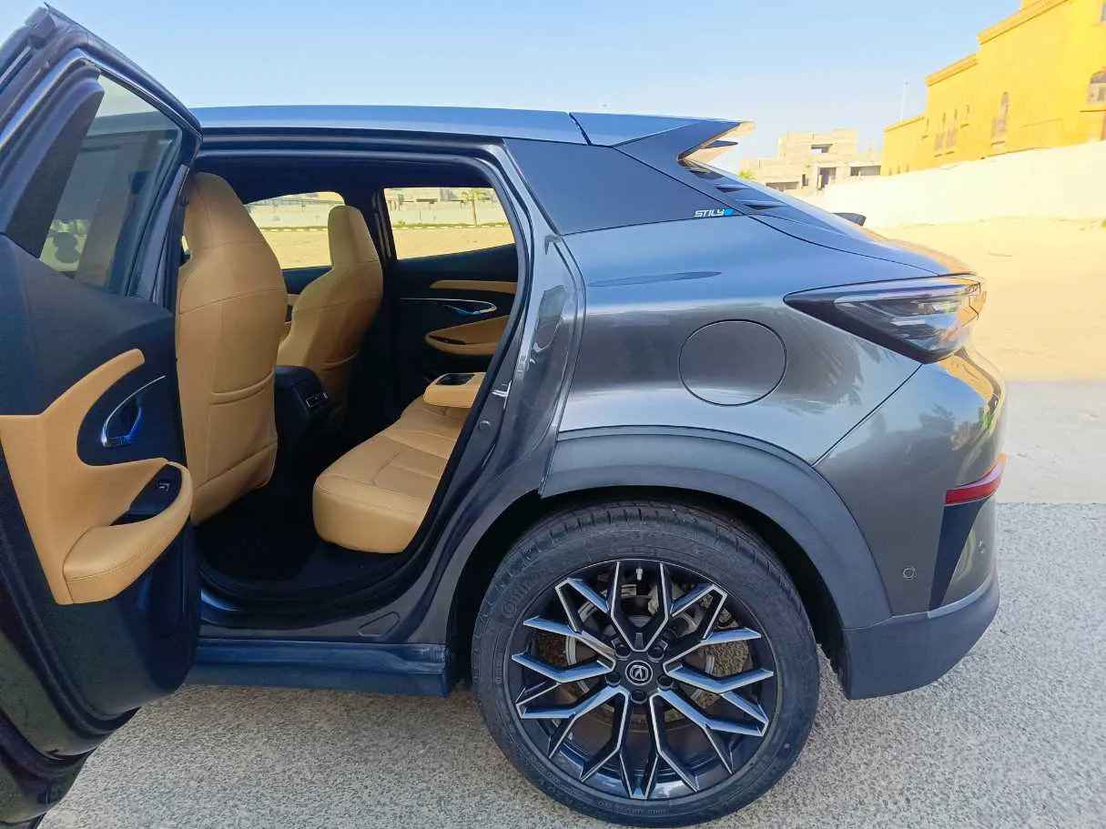 Car image 18