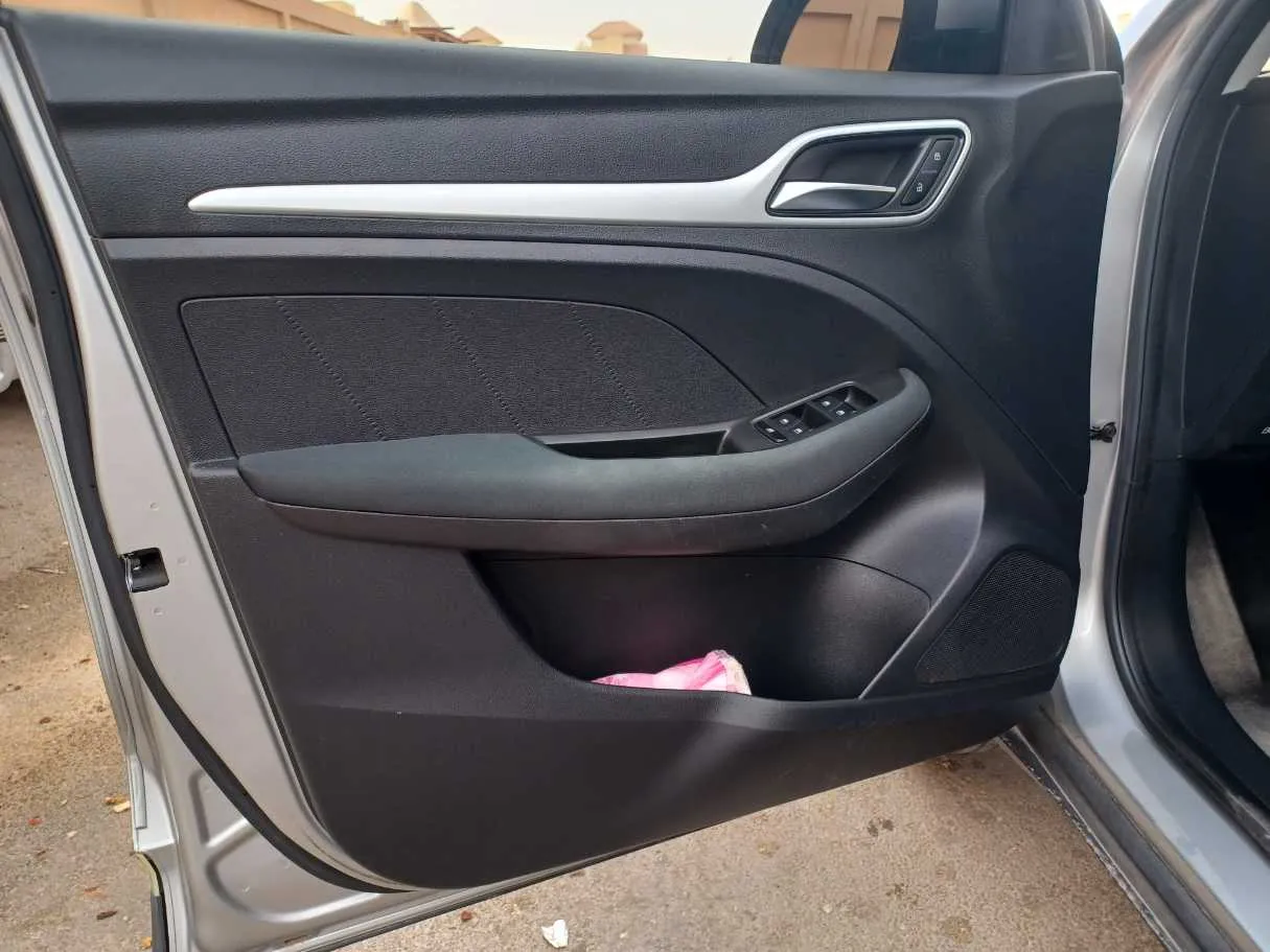 Car image 10