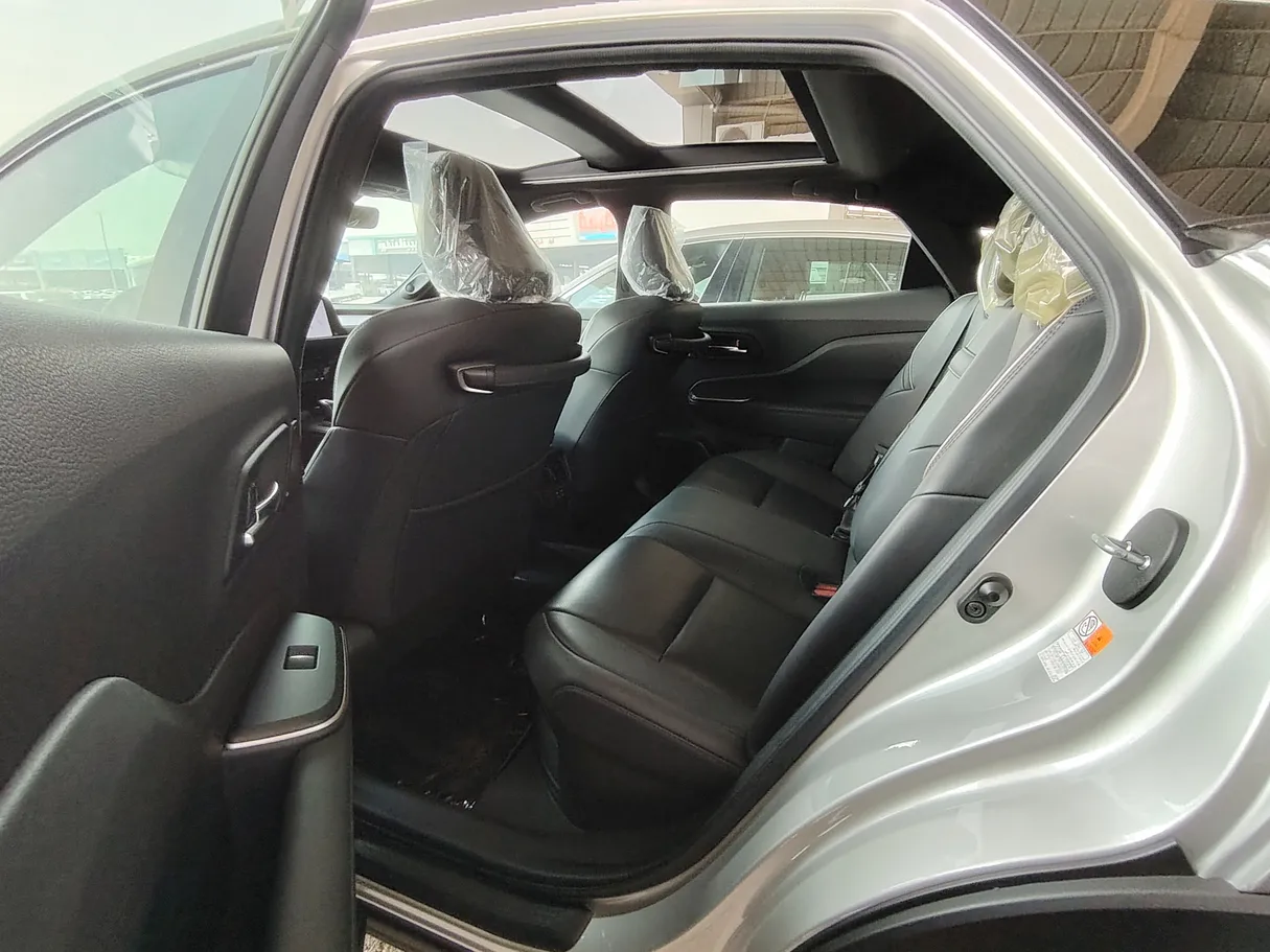Car image 24