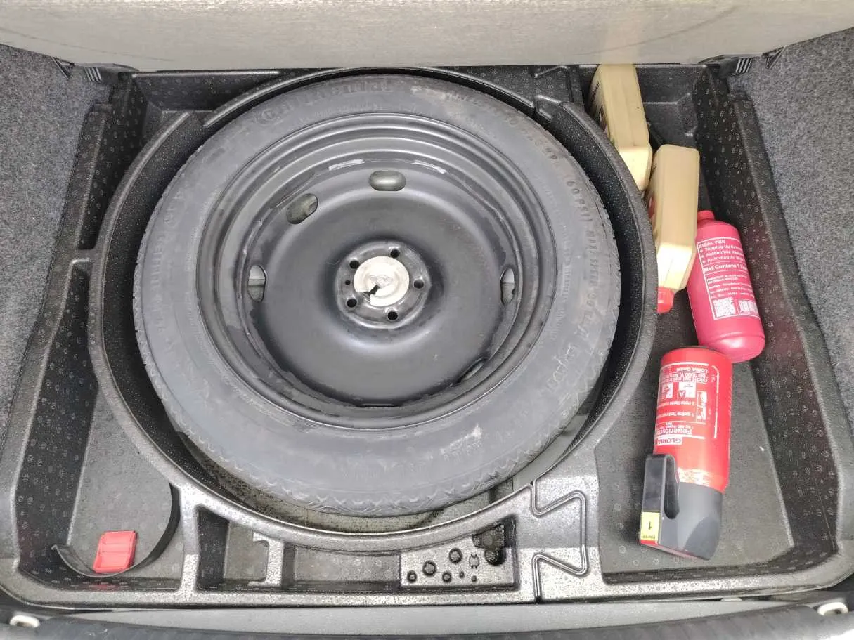 Car image 32