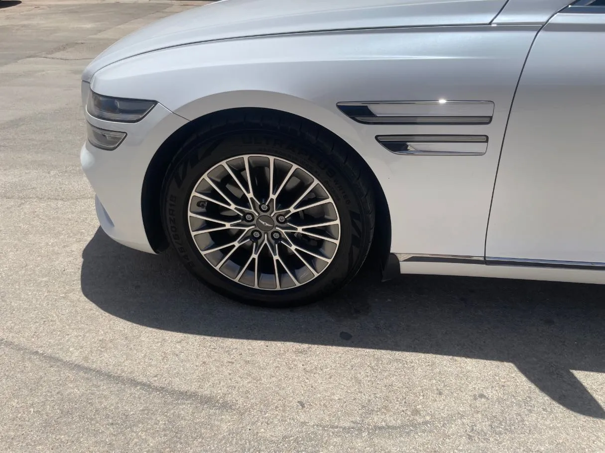 Car image 9