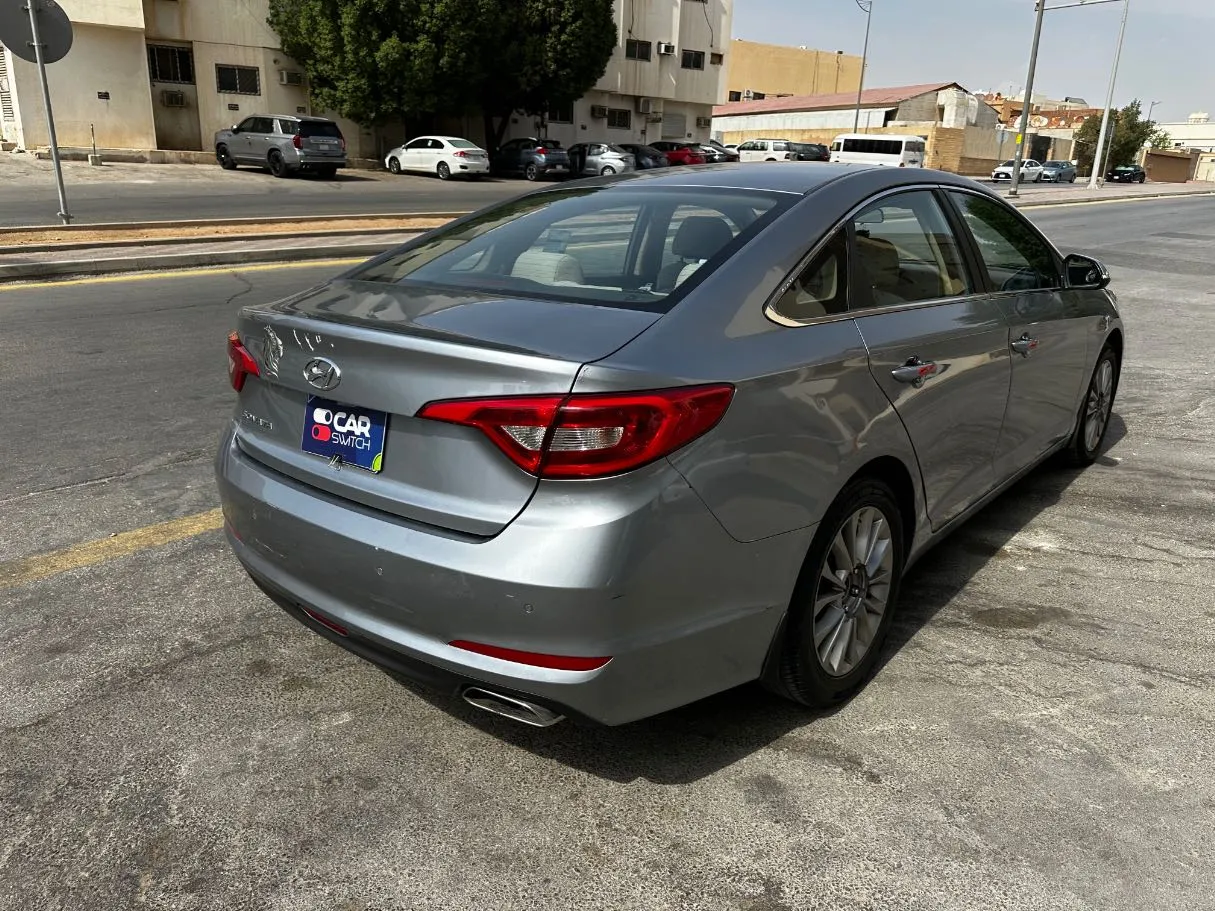 Car image 5