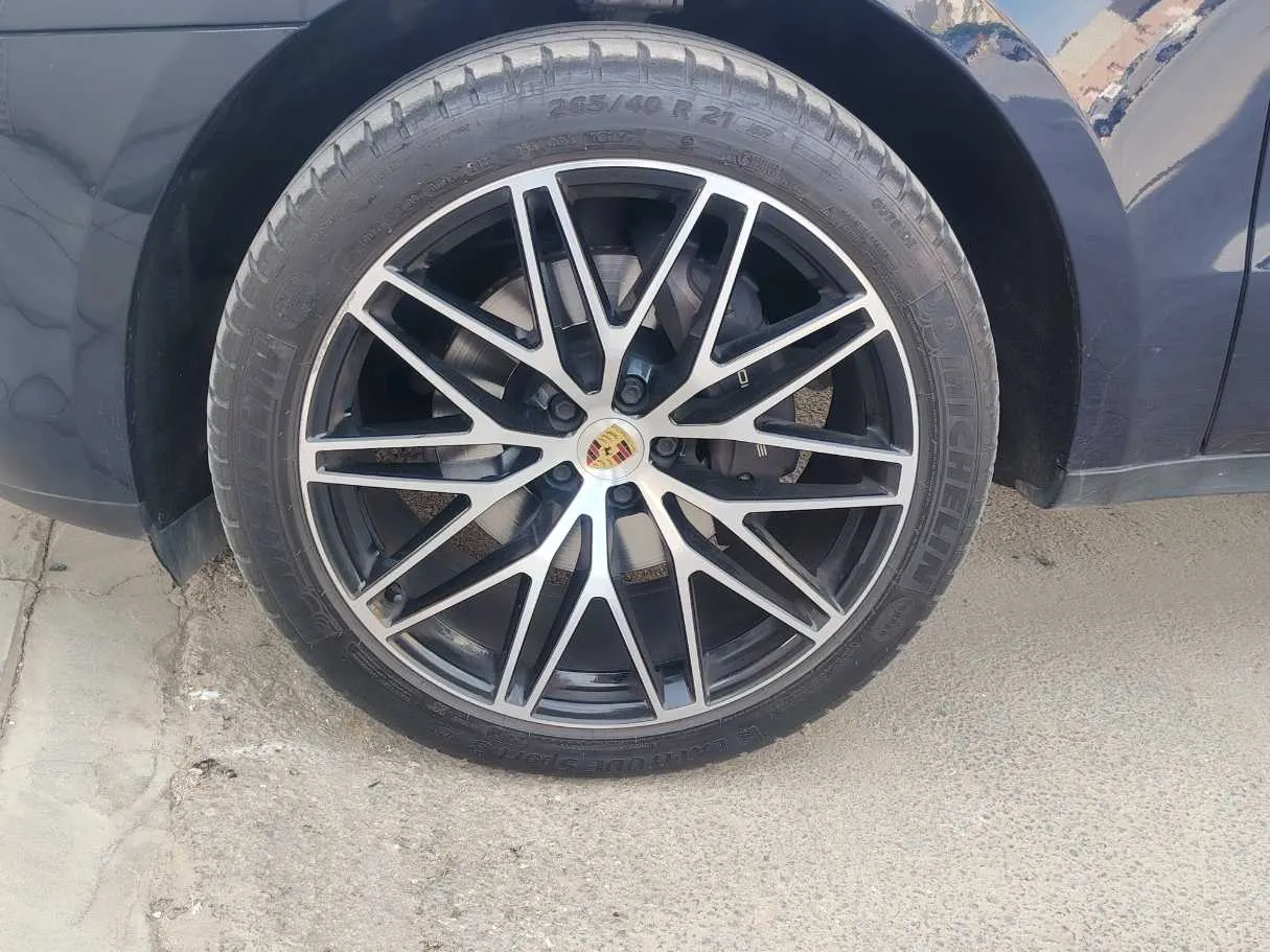 Car image 10