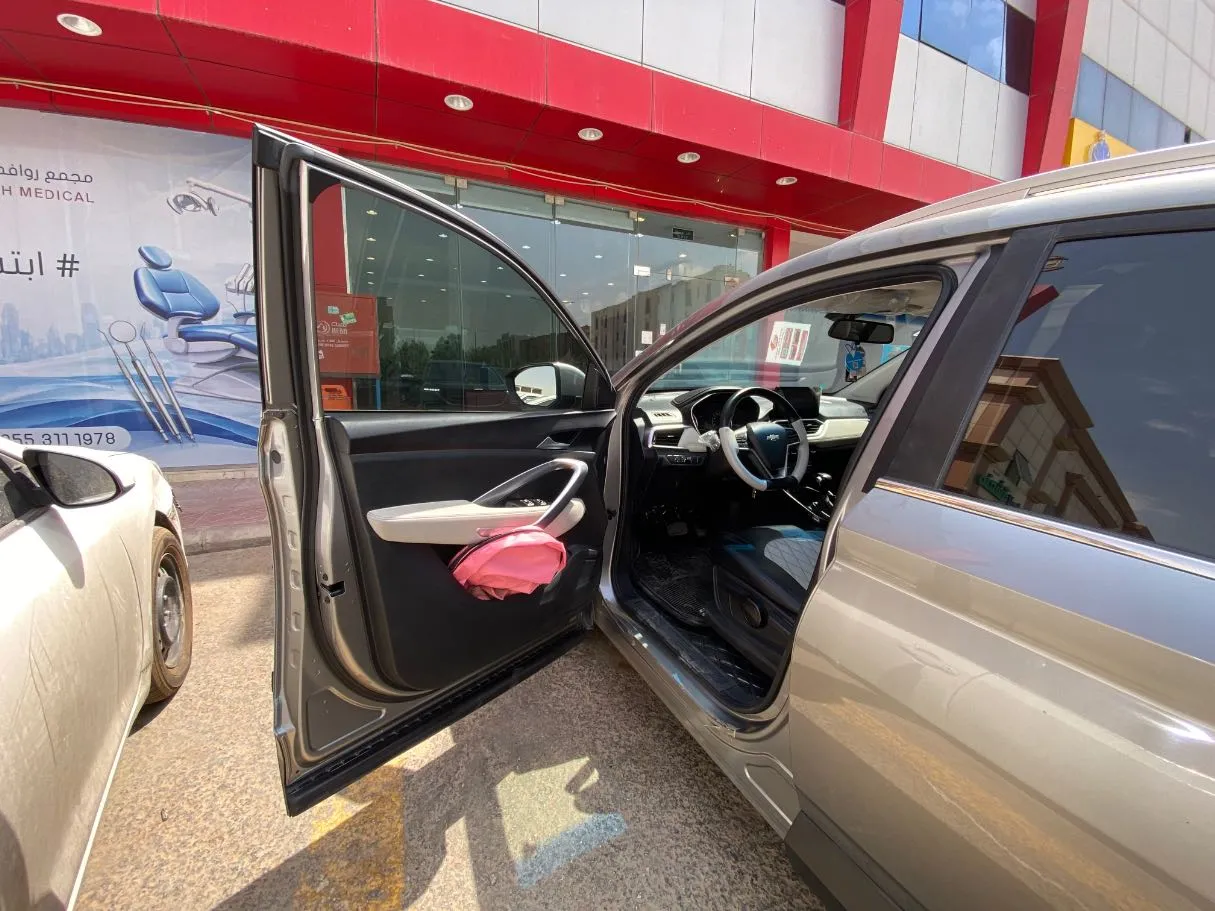 Car image 9