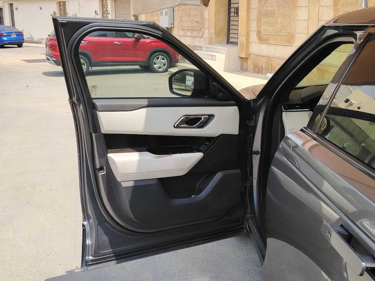 Car image 10