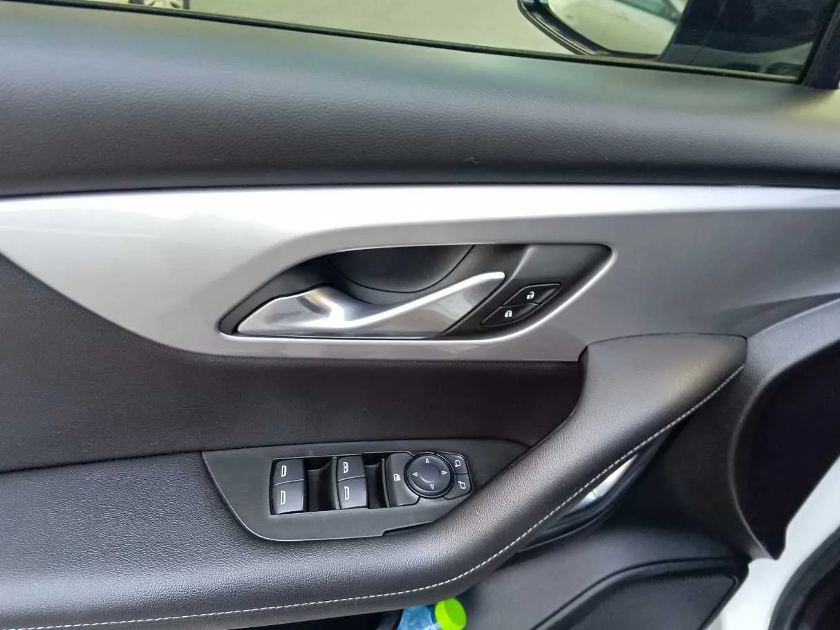 Car image 34
