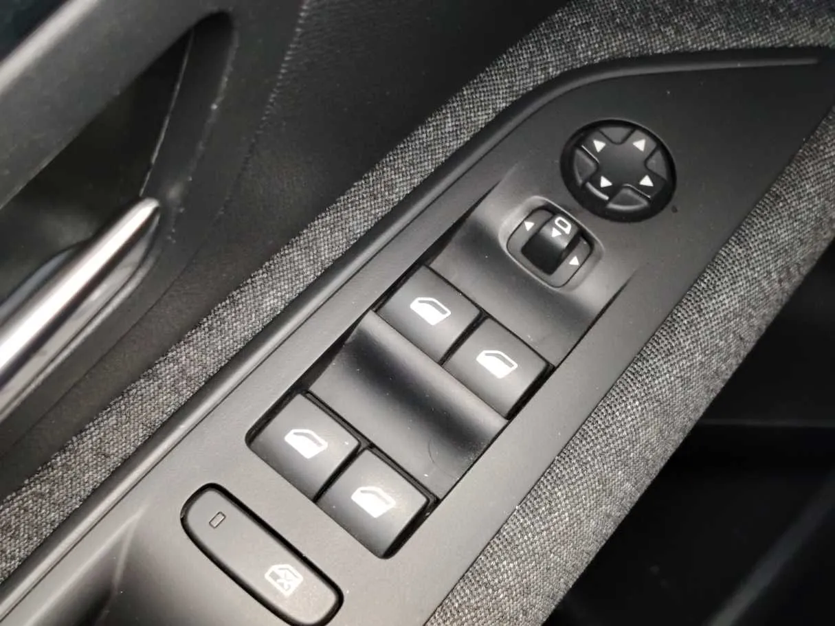 Car image 28