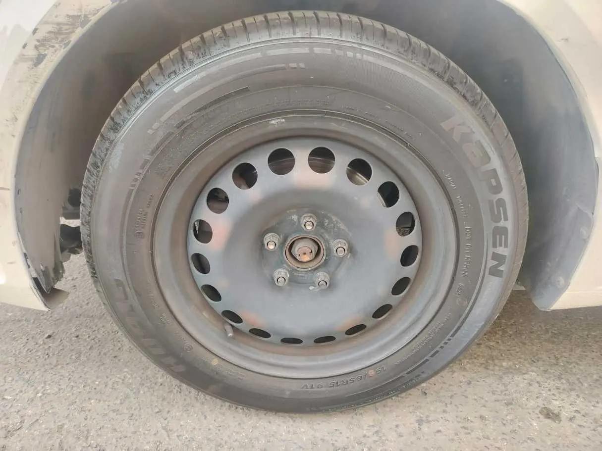 Car image 10
