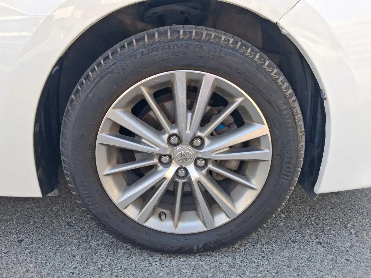 Car image 9