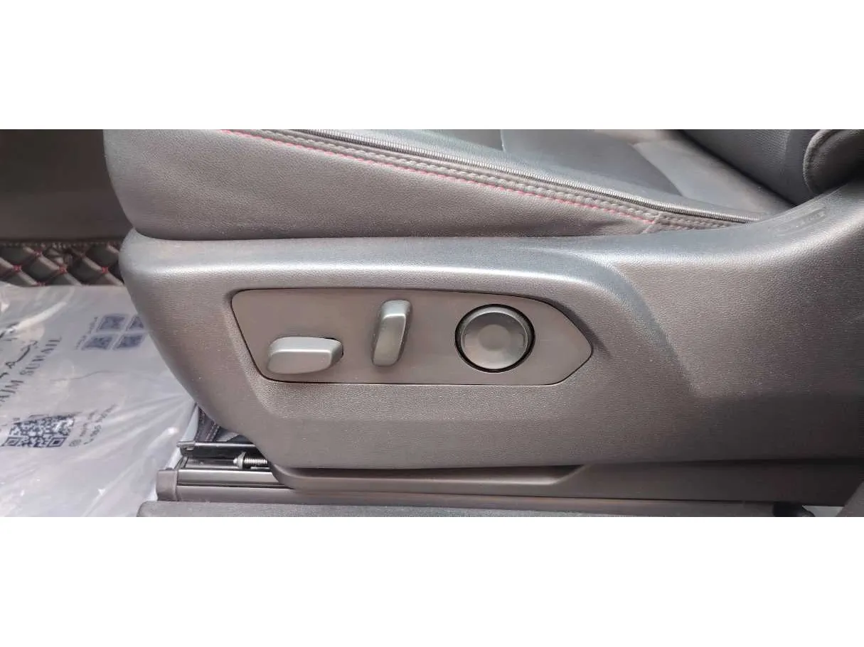 Car image 30