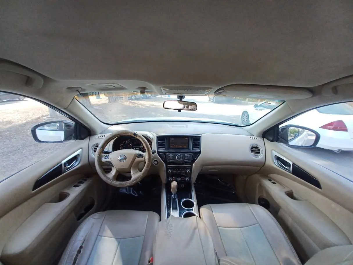 Car image 12