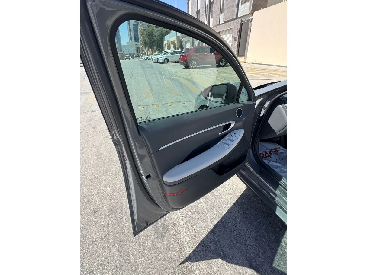 Car image 11