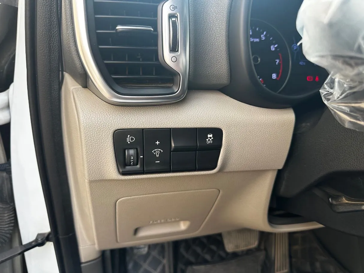 Car image 26