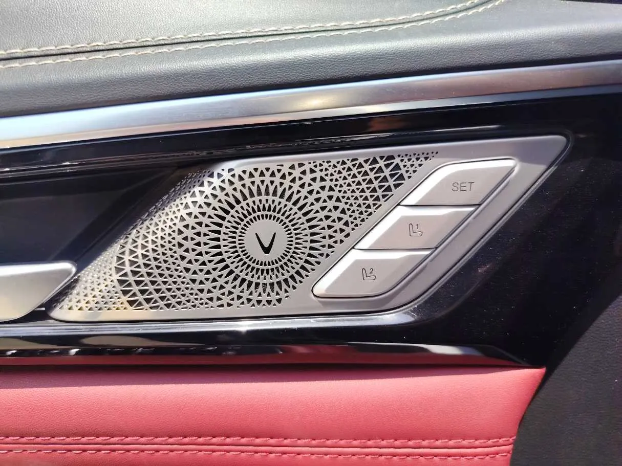 Car image 28