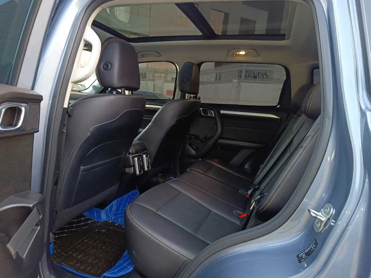 Car image 18