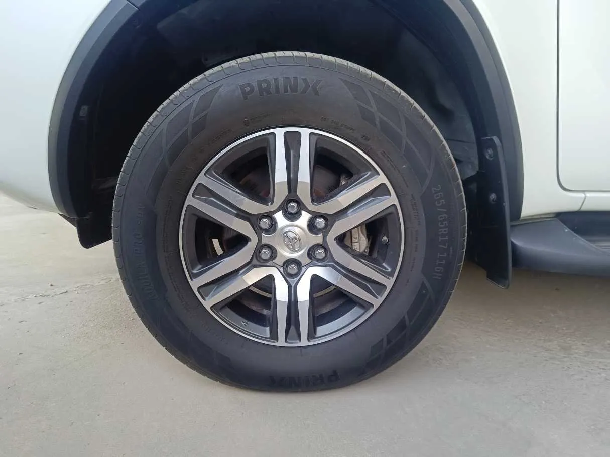 Car image 10