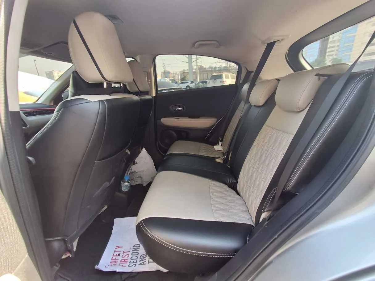 Car image 13