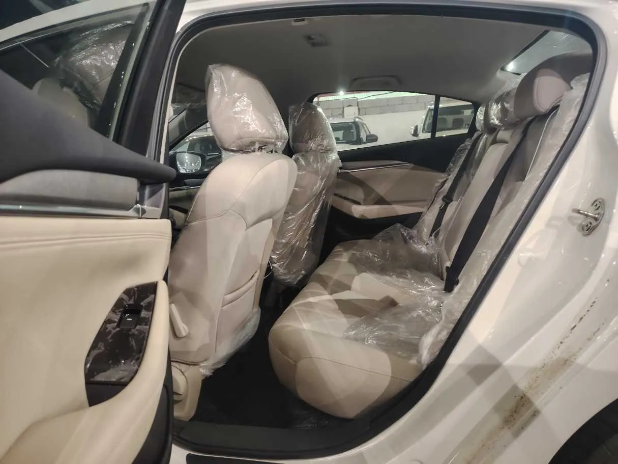 Car image 17