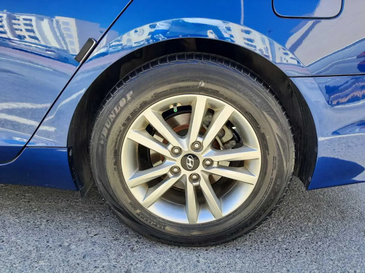 Car image 9