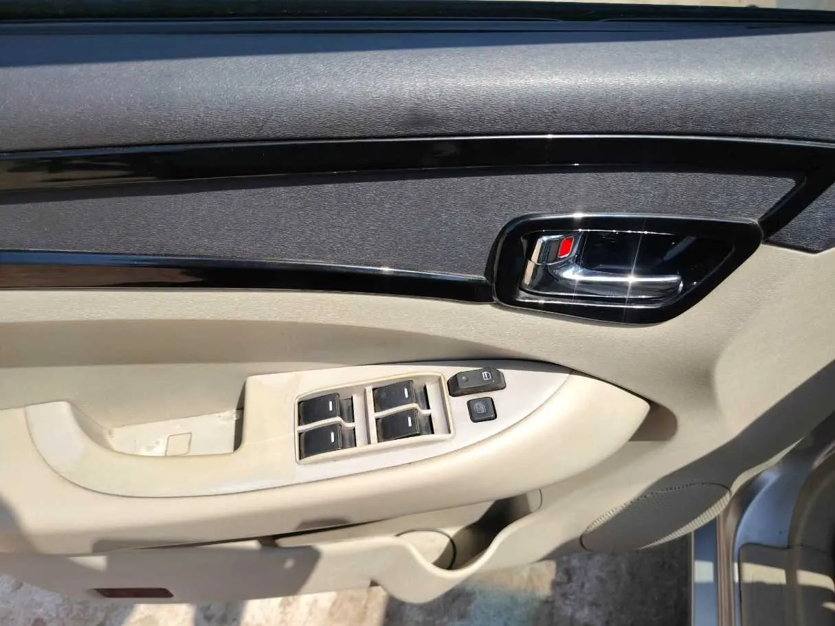 Car image 28