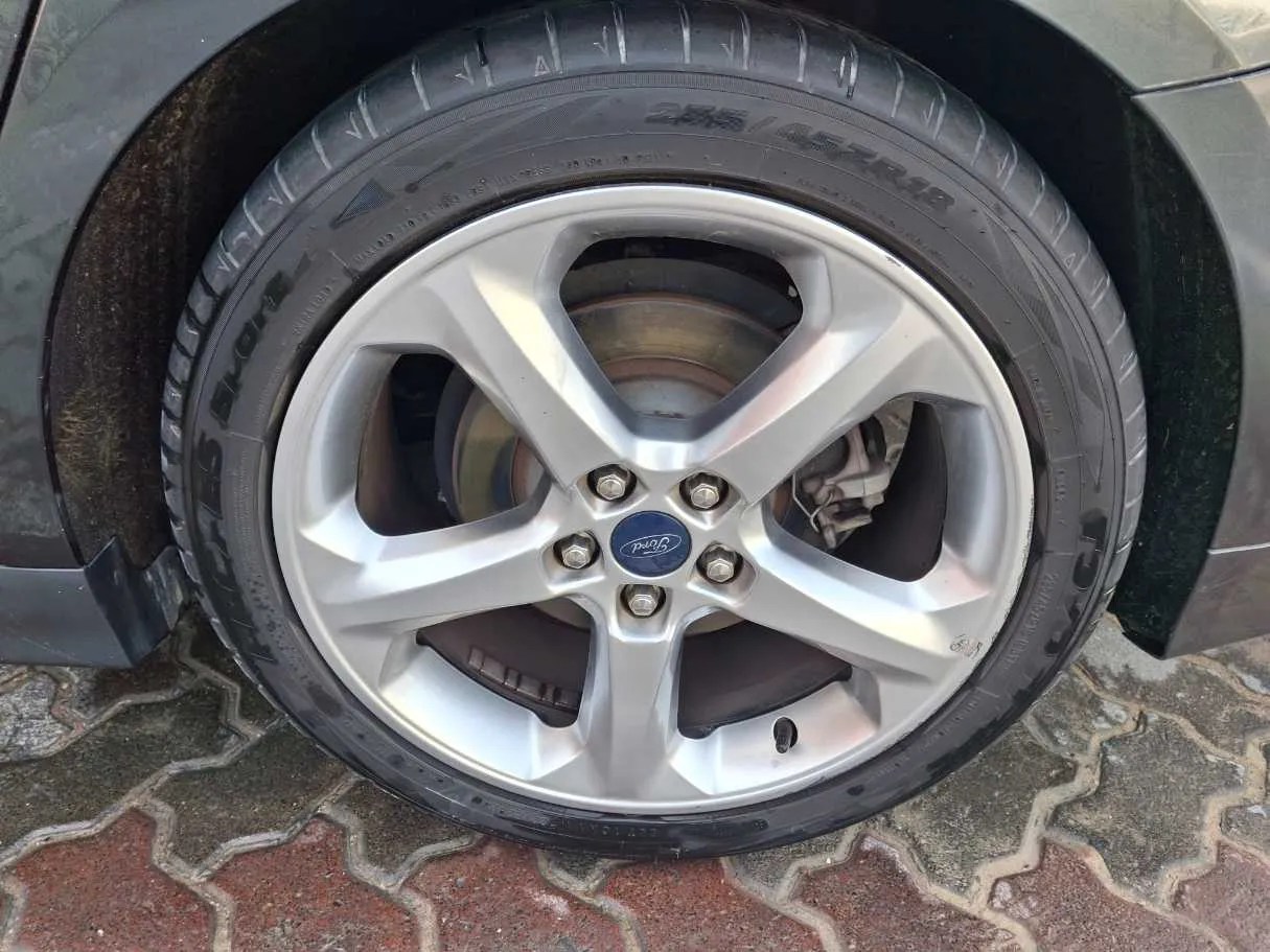 Car image 9